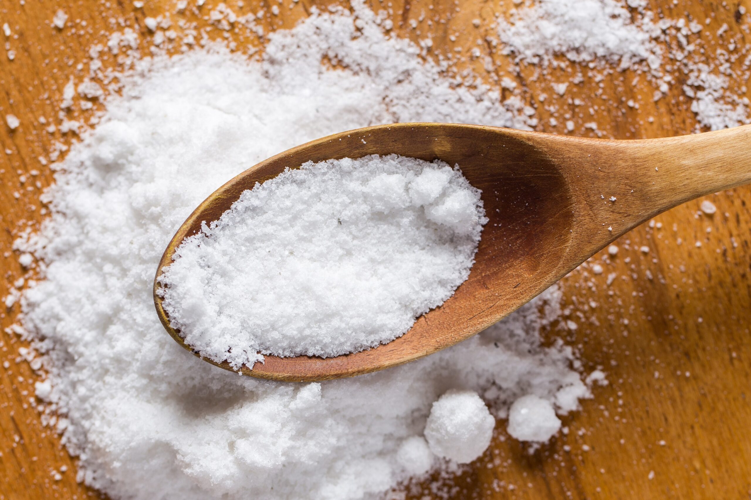 <a href="https://www.freepik.com/free-photo/spoon-heap-salt-table_6452095.htm#query=salt%20shaker&position=47&from_view=search&track=ais">Image by Racool_studio</a> on Freepik Le sel peut être un tueur de fourmis