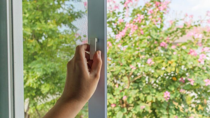 Installez vous-mêmes vos moustiquaires aimantées.