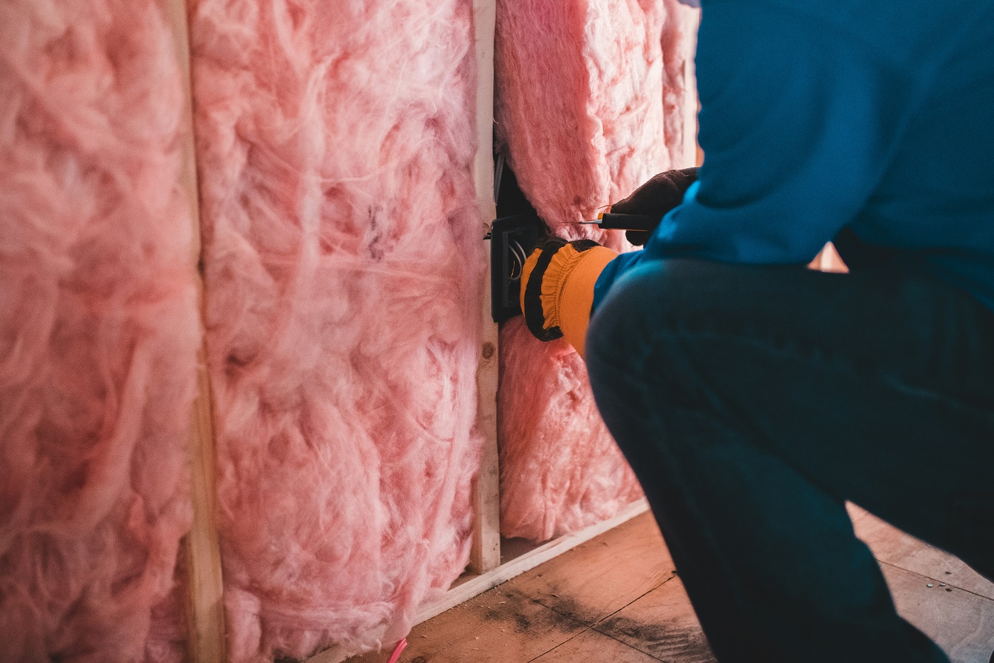 maison-et-exterieur_Isolation des combles en 2026-aides revues, matériaux biosourcés et pièges à déjouer avant l'été_erik-mclean-aCshJn3y93s-unsplash isolation des combles